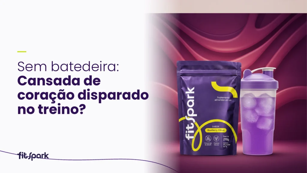 Mulher sentada descansando e checando os batimentos para entender se pre treino acelera o coracao