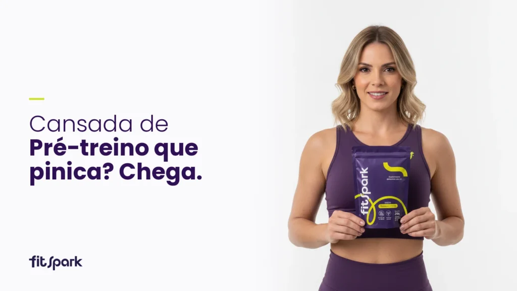Mulher se preparando para treinar sem incômodos após entender no pré treino da coceira por que a pele formiga